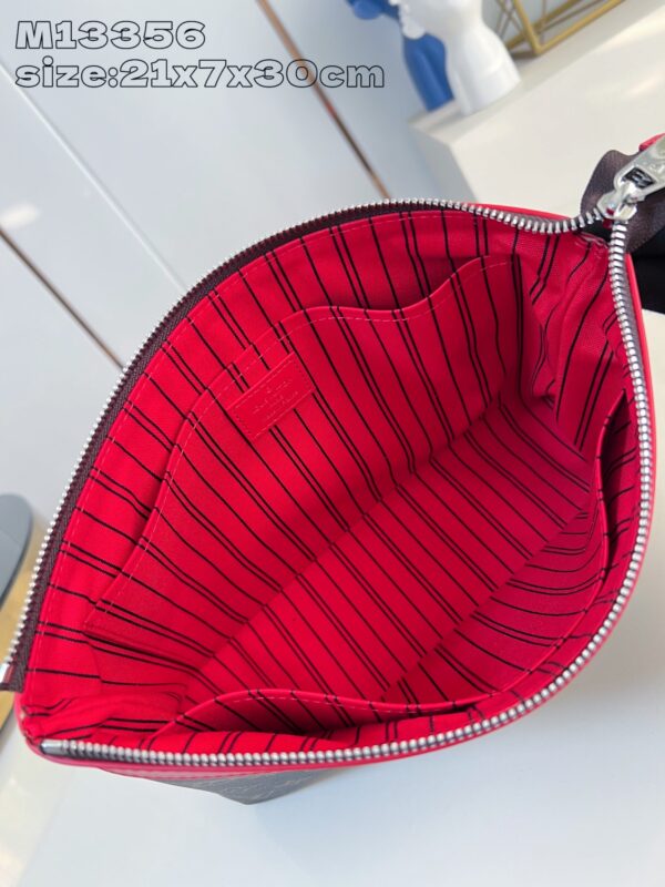 Louis Vuitton	Pochette Voyage Souple