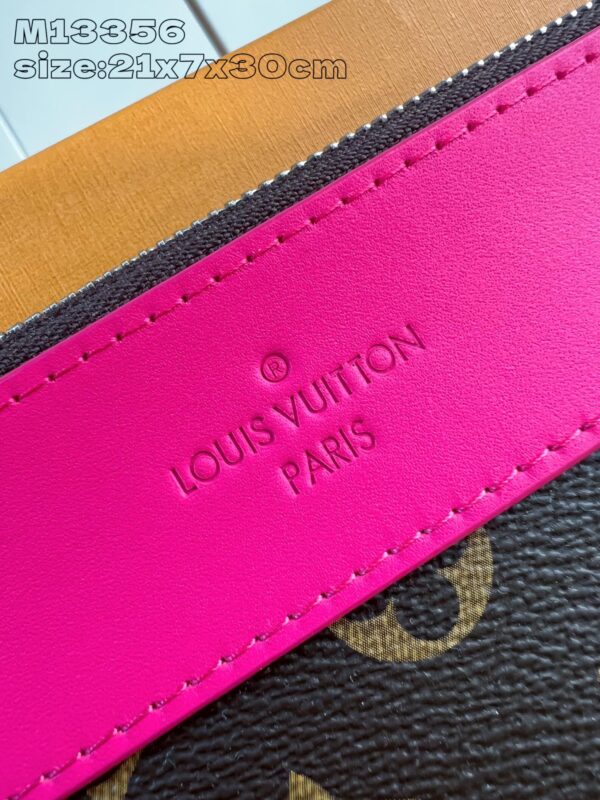Louis Vuitton	Pochette Voyage Souple
