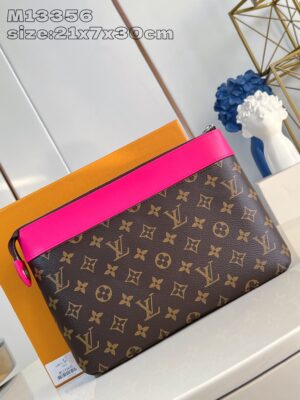 Louis Vuitton	Pochette Voyage Souple