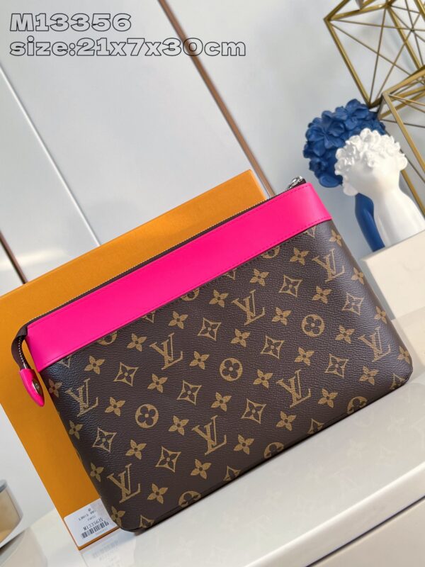 Louis Vuitton	Pochette Voyage Souple