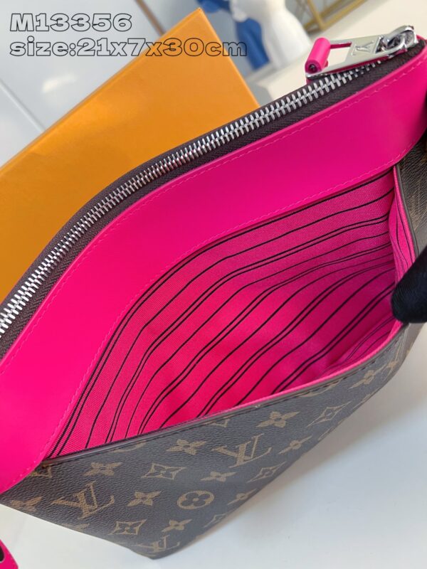 Louis Vuitton	Pochette Voyage Souple