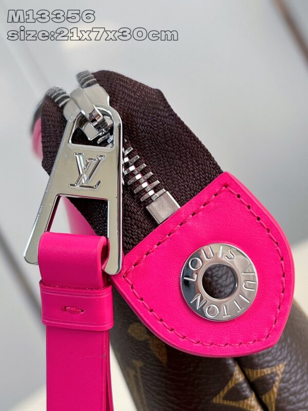 Louis Vuitton	Pochette Voyage Souple