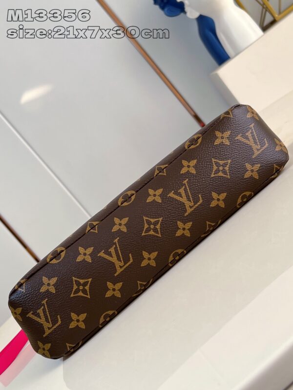 Louis Vuitton	Pochette Voyage Souple