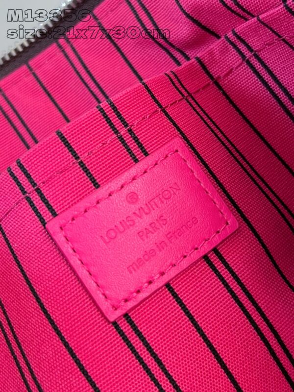 Louis Vuitton	Pochette Voyage Souple