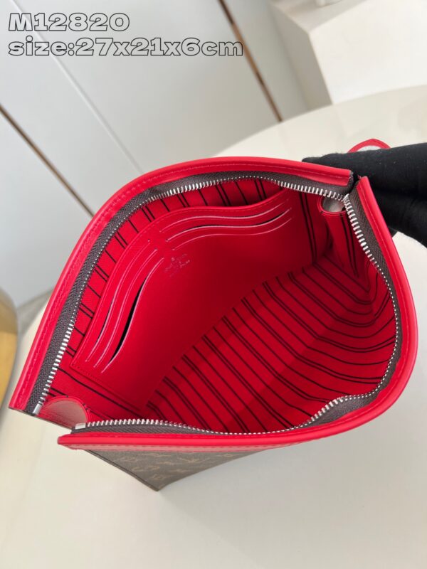 Louis Vuitton 	Pochette Voyage MM