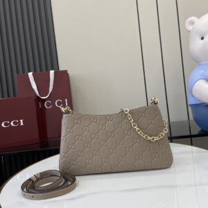 GUCCI EMBLEM MEDIUM SHOULDER BAG