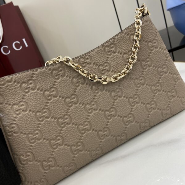 GUCCI EMBLEM MEDIUM SHOULDER BAG