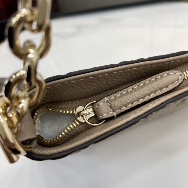 GUCCI EMBLEM MEDIUM SHOULDER BAG