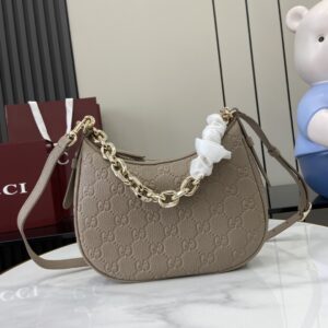 GUCCI EMBLEM MEDIUM SHOULDER BAG