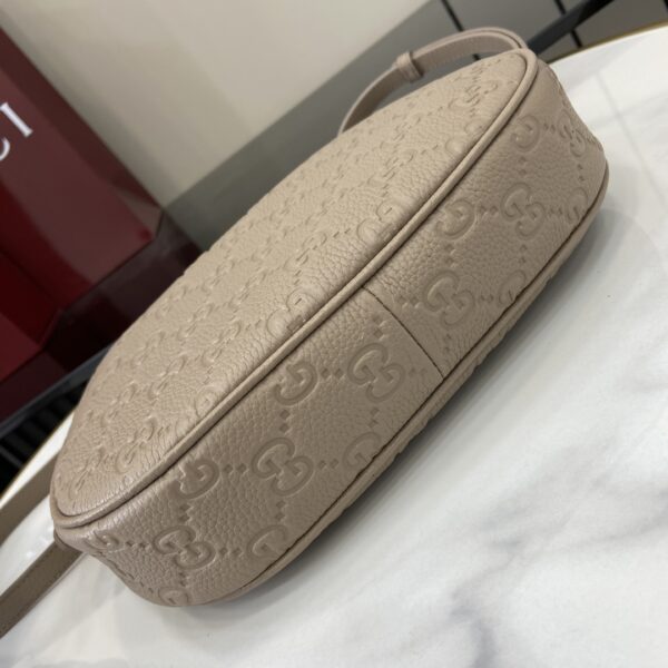 GUCCI EMBLEM MEDIUM SHOULDER BAG