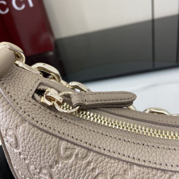 GUCCI EMBLEM MEDIUM SHOULDER BAG