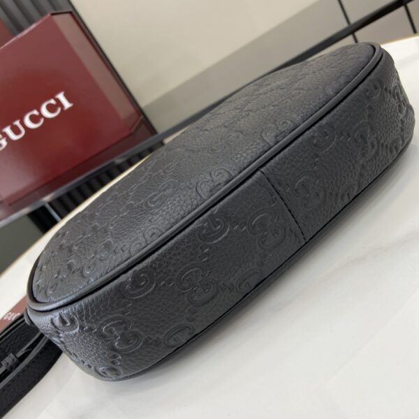 GUCCI EMBLEM MEDIUM SHOULDER BAG