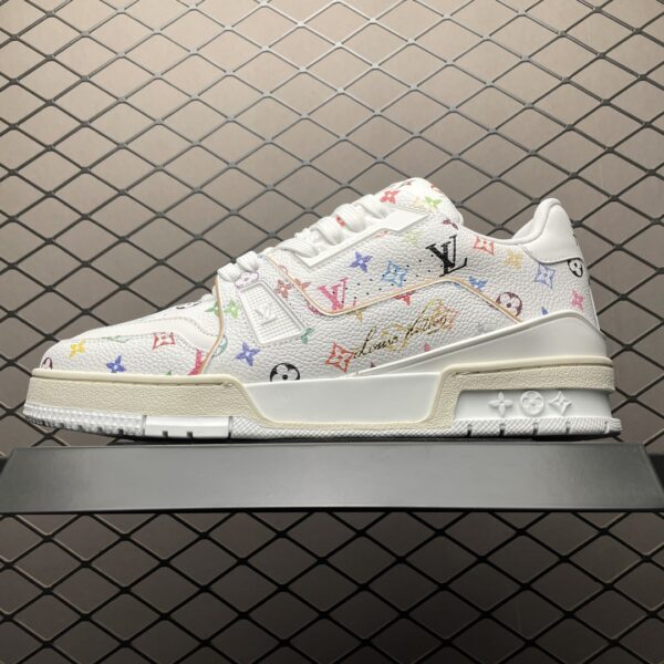 Low-top casual sneakers