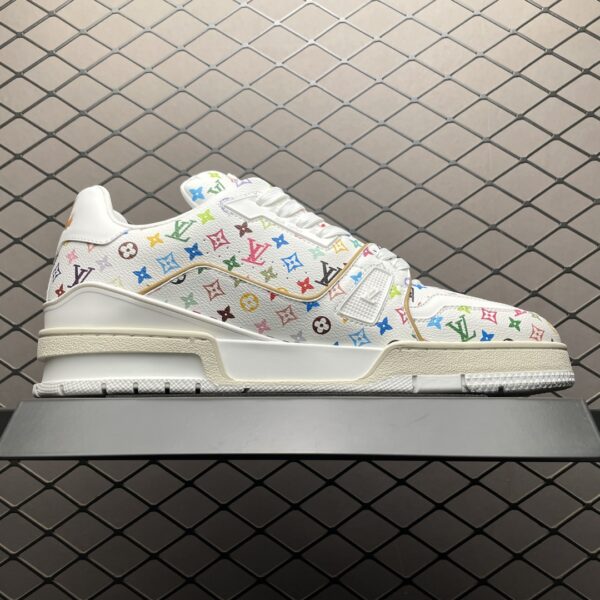 Low-top casual sneakers