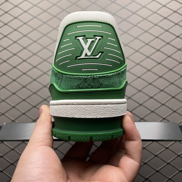 Low-top casual sneakers