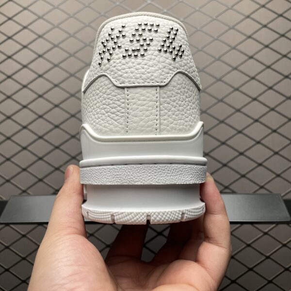 Low-top casual sneakers