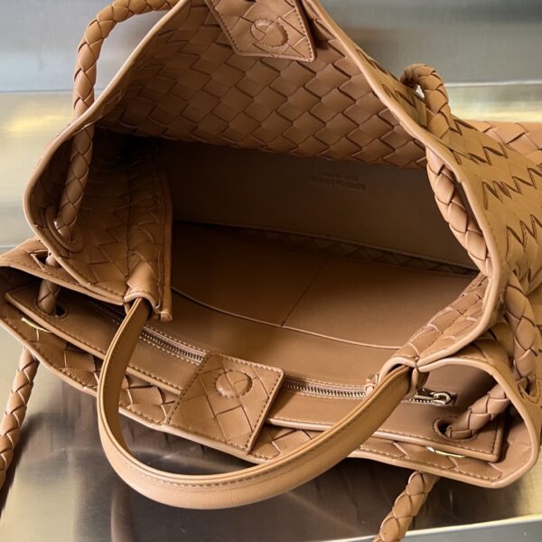 Bottega Veneta MEDIUM ANDIAMO Bag