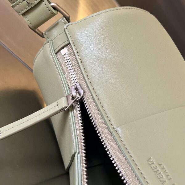 BOTTEGA VENETA BV Medium Canette bag