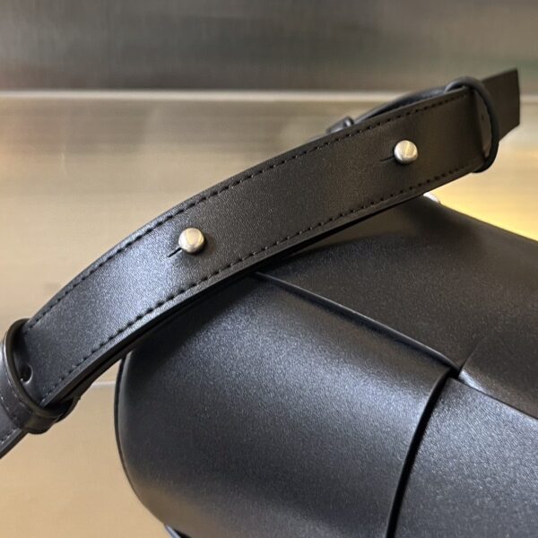 BOTTEGA VENETA BV Medium Canette bag