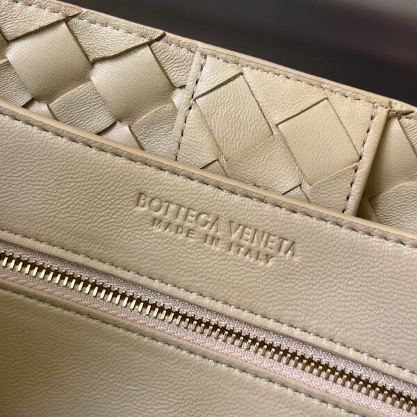Bottega Veneta MEDIUM ANDIAMO Bag