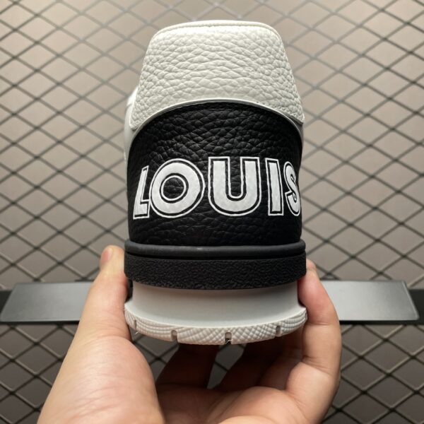 Low-top casual sneakers