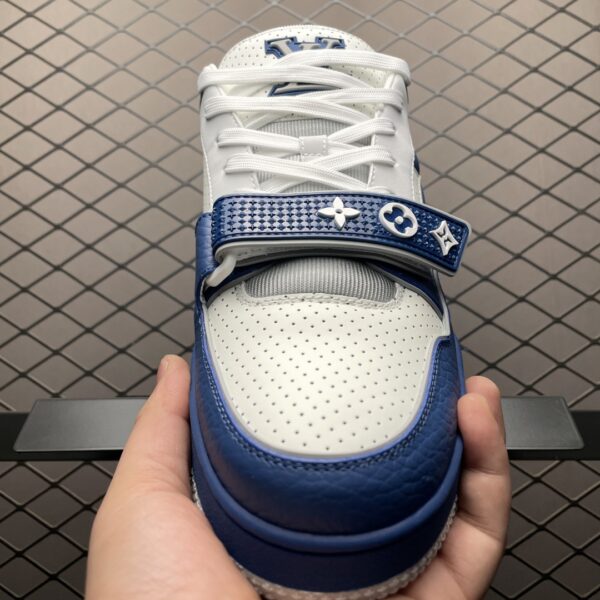 Low-top casual sneakers
