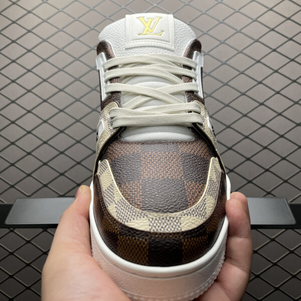 Low-top casual sneakers