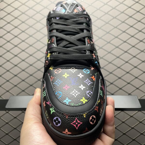 Low-top casual sneakers