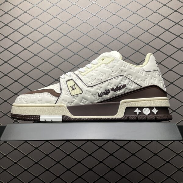 Low-top casual sneakers