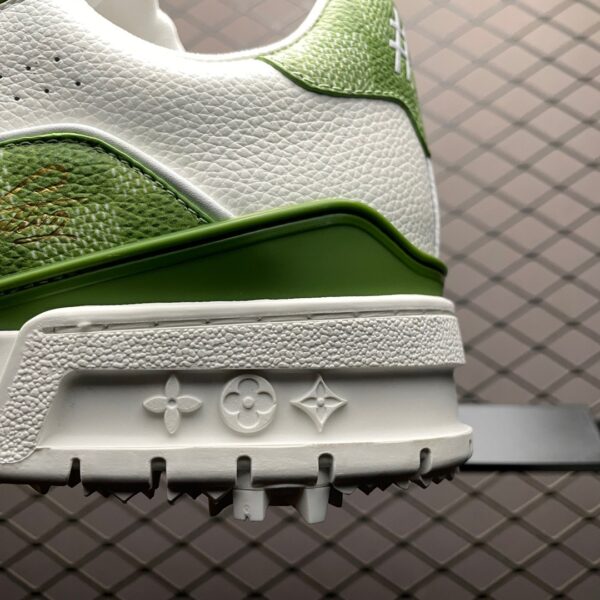 Low-top casual sneakers