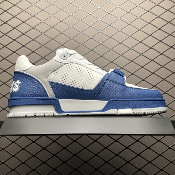Low-top casual sneakers