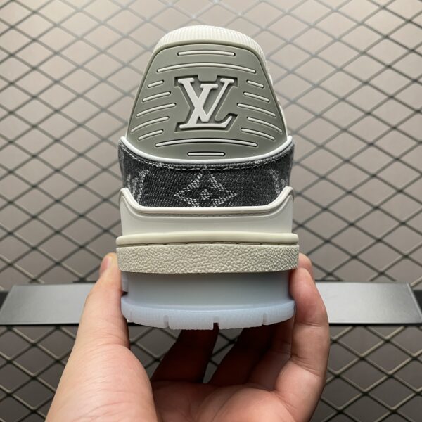 Low-top casual sneakers
