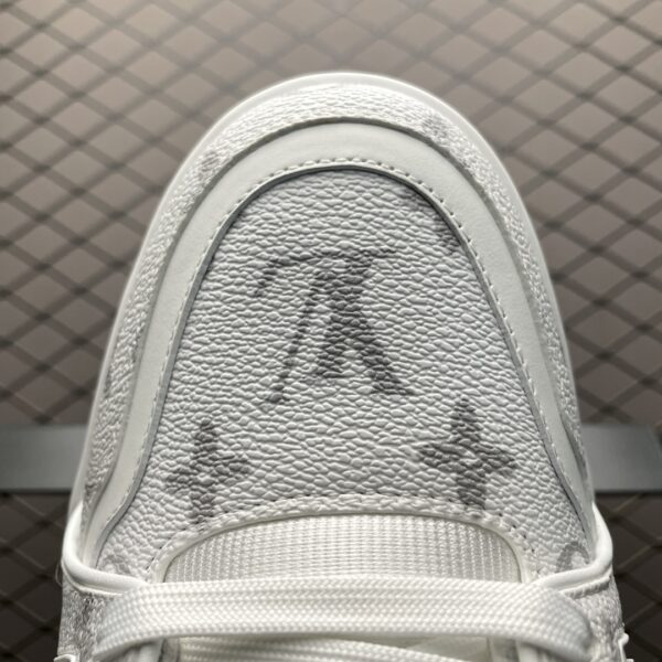 Low-top casual sneakers