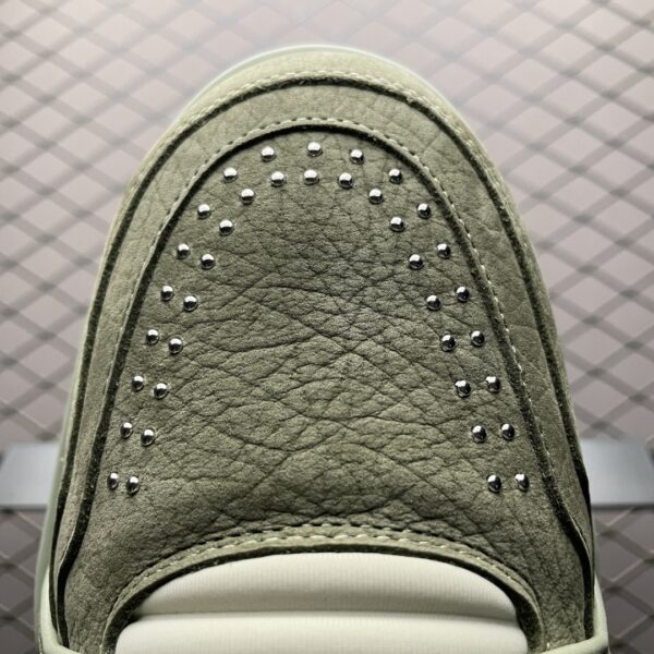 Low-top casual sneakers