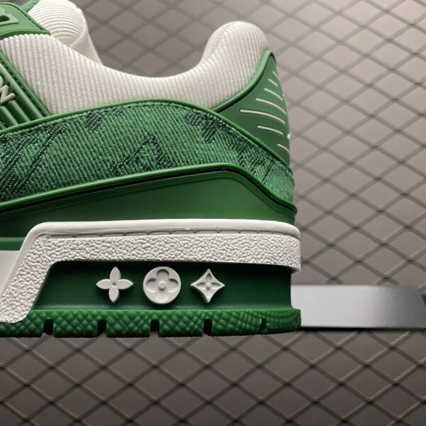 Low-top casual sneakers