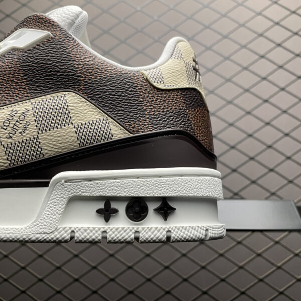 Low-top casual sneakers