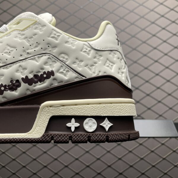 Low-top casual sneakers