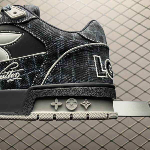 Low-top casual sneakers