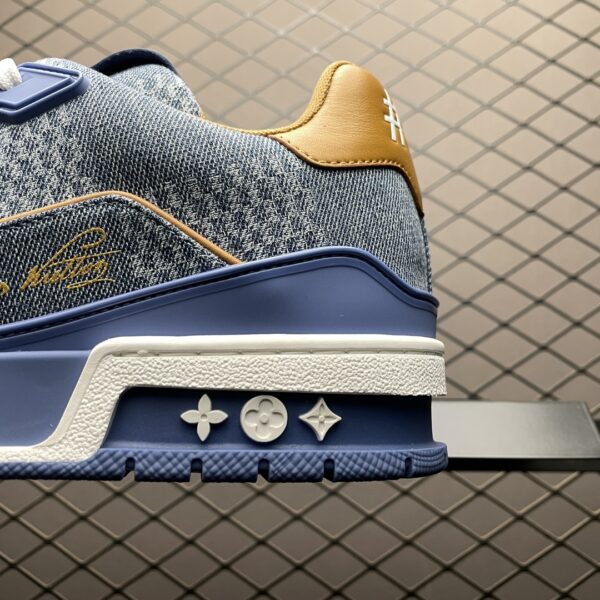 Low-top casual sneakers