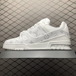 Low-top casual sneakers