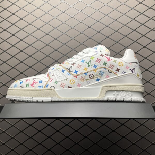 Low-top casual sneakers