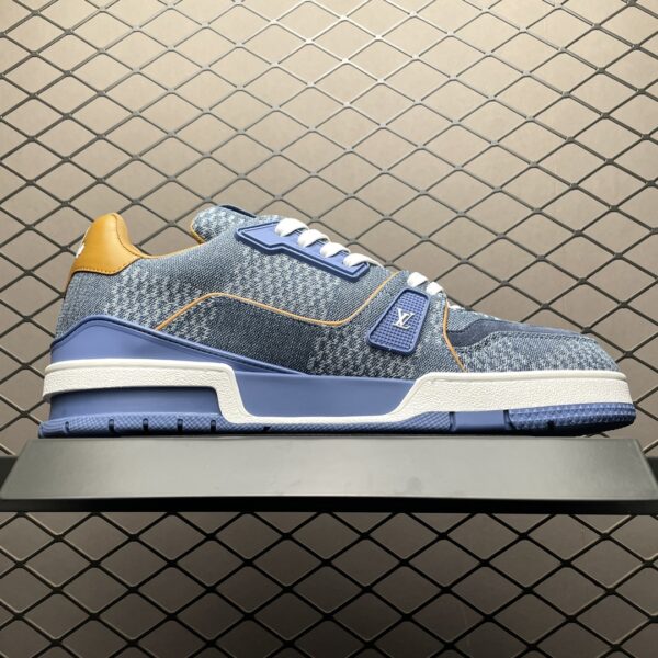Low-top casual sneakers