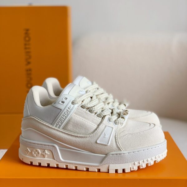 White training long sneakers