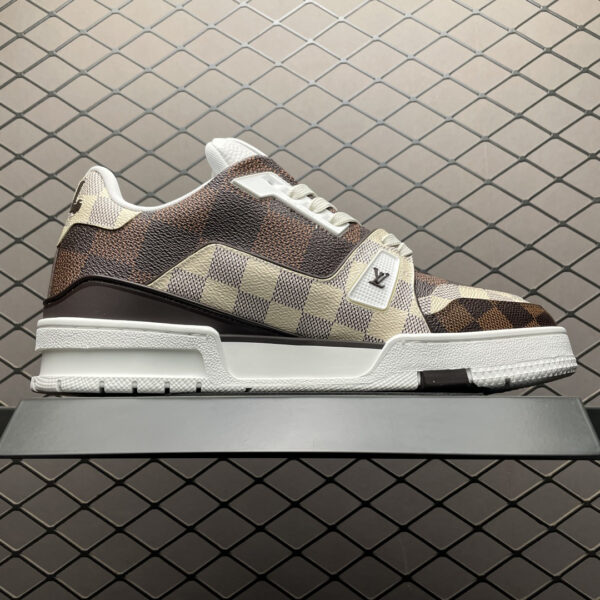 Low-top casual sneakers