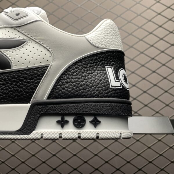 Low-top casual sneakers
