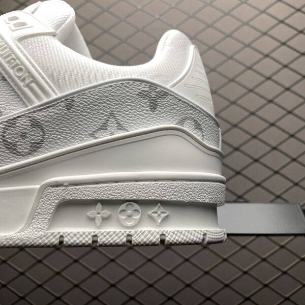 Low-top casual sneakers