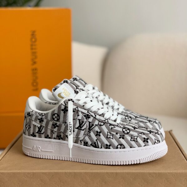 Canvas embroidered lettering sneakers