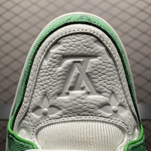 Low-top casual sneakers