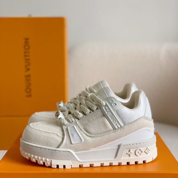 White training long sneakers