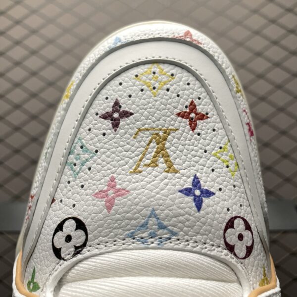 Low-top casual sneakers